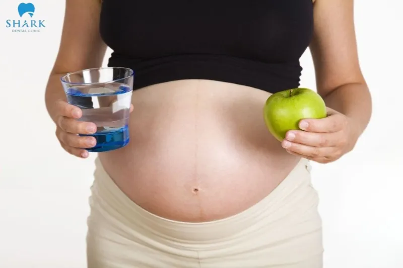 Expectant mothers need to balance their diet, especially by drinking plenty of water to rinse away leftover food and minimize plaque formation