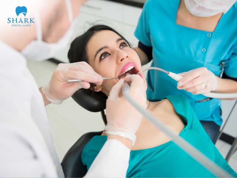 The teeth cleaning procedure at dental clinics must follow all standardized steps and safety regulations