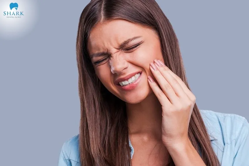 The acid in alcohol can erode tooth enamel, causing sensitivity and tooth pain