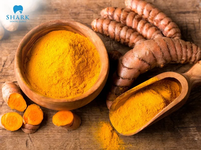 Turmeric contains active ingredients that help naturally whiten teeth while also supporting the treatment of oral health problems