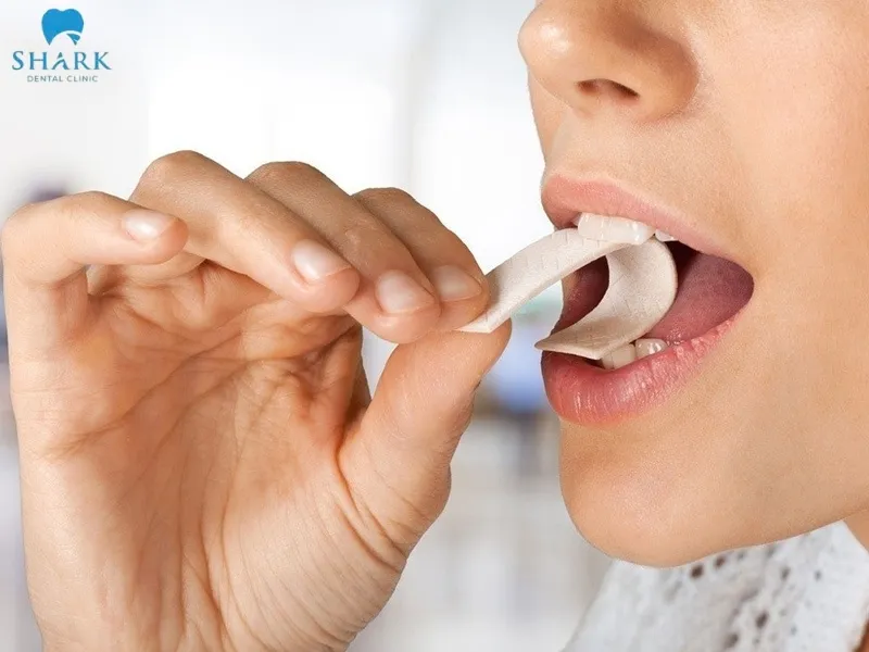 Can you chew gum with a crown? The answer is no