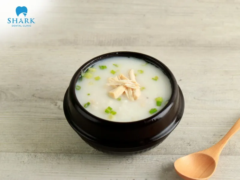 In the early stage after tooth extraction, you should prioritize eating soft foods such as porridge