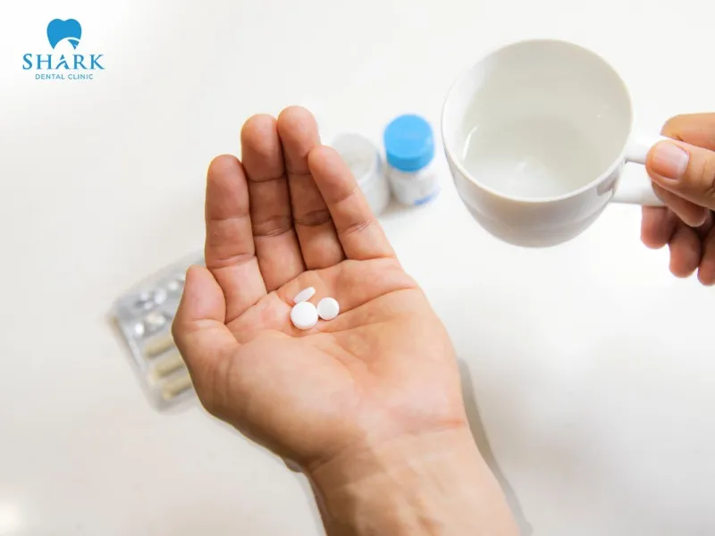 Amoxicillin effectively cleans the infected tooth area, helping to reduce swelling and pain, and limiting the risk of infection