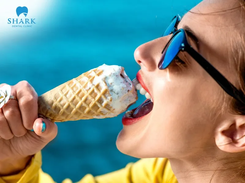 After having aesthetic dental crowns, you should avoid consuming overly hot or cold foods to reduce tooth sensitivity