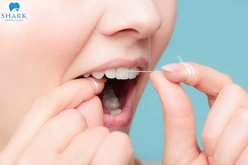 After eating pizza, gently clean your teeth using dental floss to remove any leftover food particles