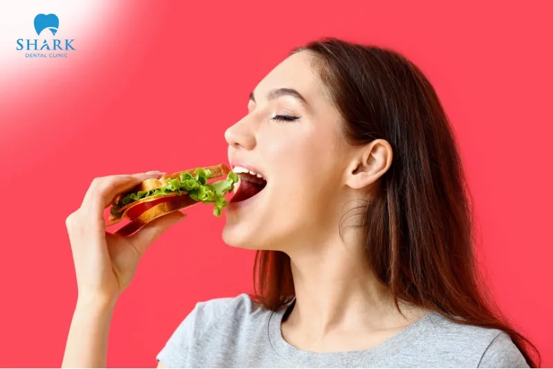 The time when you can safely eat sandwiches normally again after tooth extraction depends on many different influencing factors