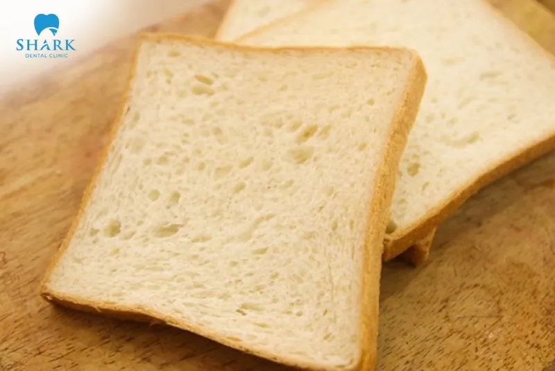 Choose soft, easy-to-chew sandwiches and cut them into small pieces to avoid chewing pressure and minimize gum injury