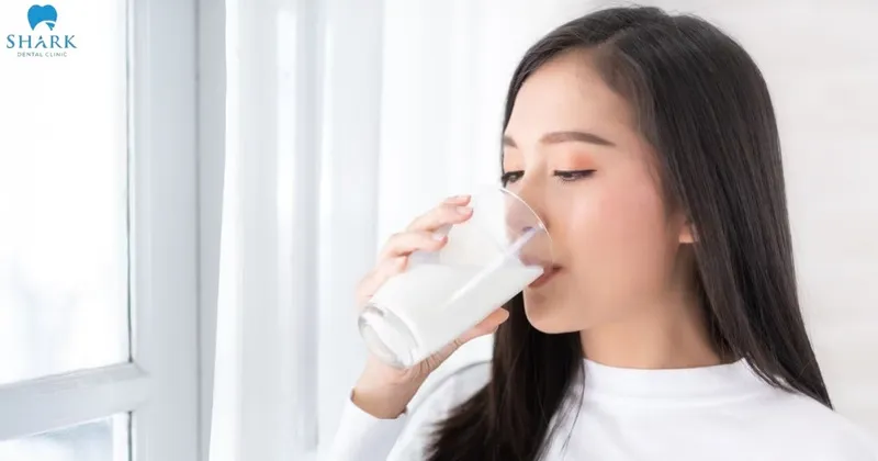 Milk is one of the suitable beverage choices after tooth extraction because it provides many practical benefits