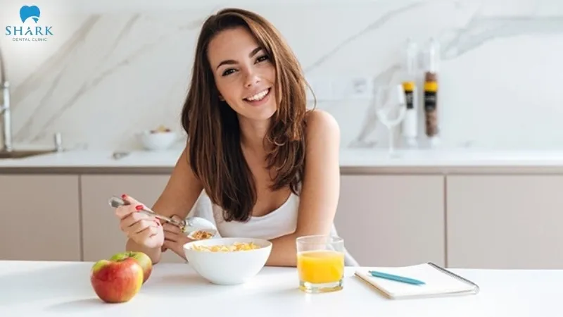 Prioritize soft foods and add plenty of nutritious foods and soft fruits to help the tooth extraction wound heal faster