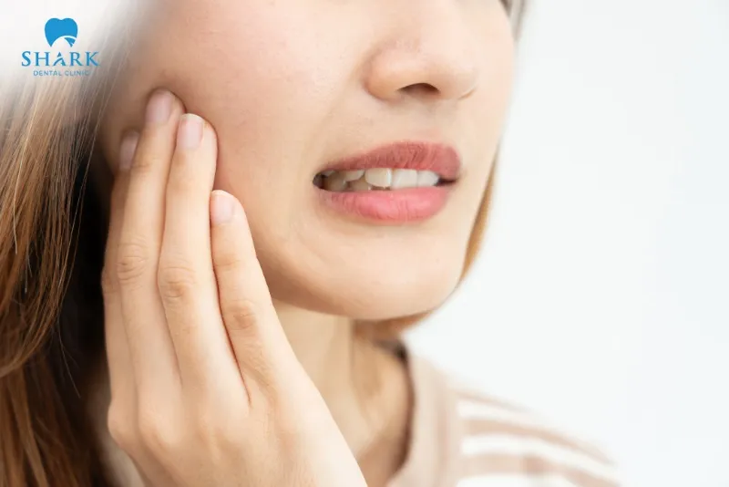 Potential risks such as tooth pain or bleeding may occur when eating chicken after tooth extraction