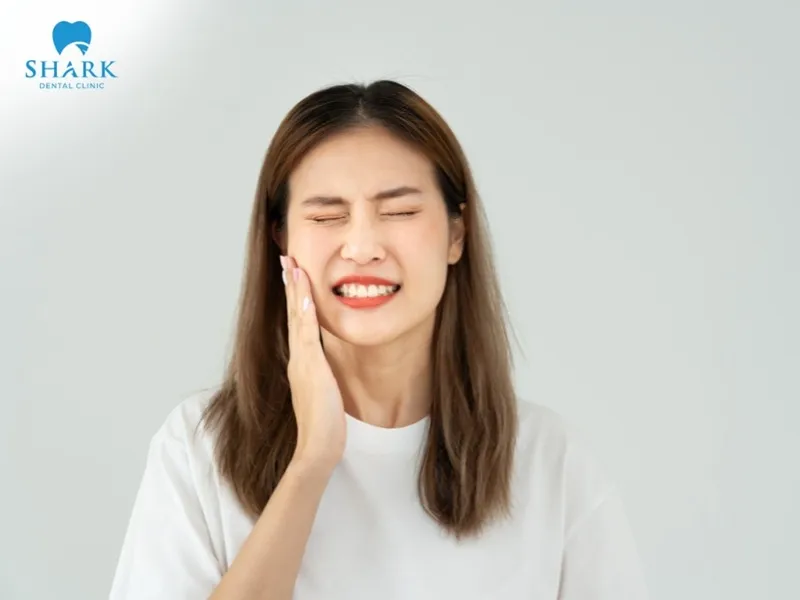 Gum contact with the root surface, pain, and tooth sensitivity are signs indicating exposed tooth roots after filling