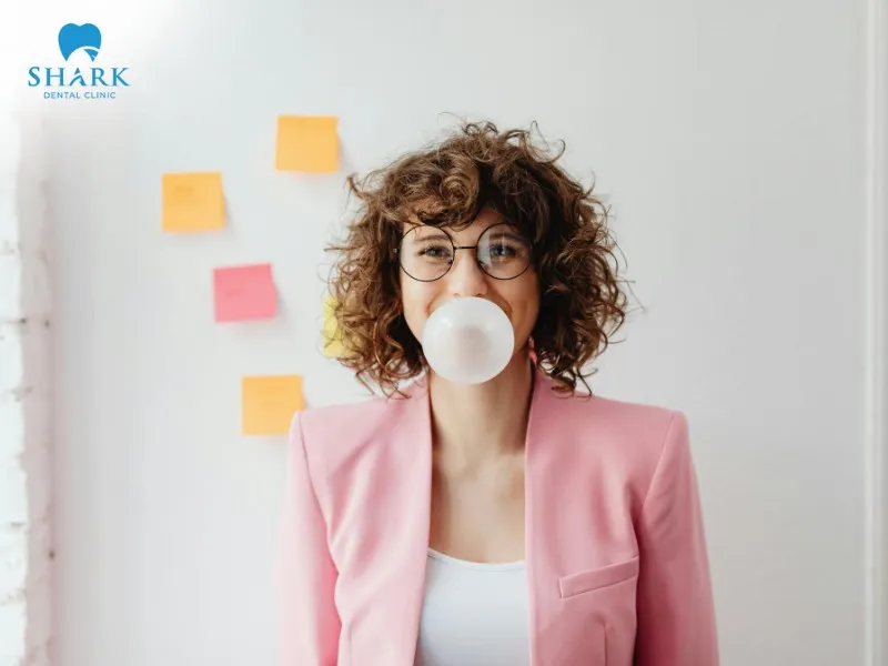 Chewing gum regularly helps clean the oral cavity, stimulates saliva production, and reduces the risk of tooth decay