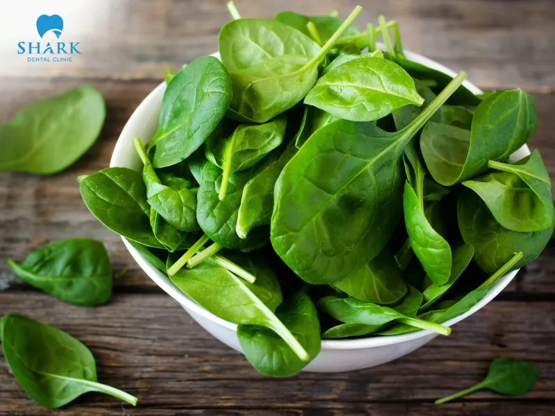 Malabar spinach has cooling properties, helping to effectively soothe the oral mucosa