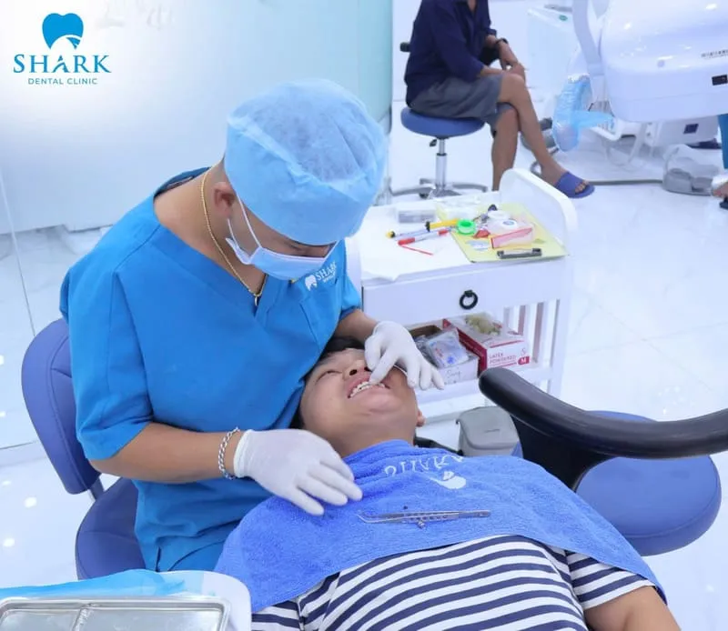 You should choose a reputable dental clinic before getting veneers to ensure the procedure is performed accurately and to minimize potential risks