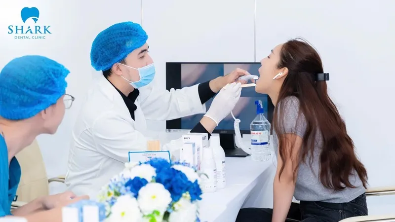 You should visit a dentist promptly if symptoms such as prolonged swelling, pain, or bleeding do not improve