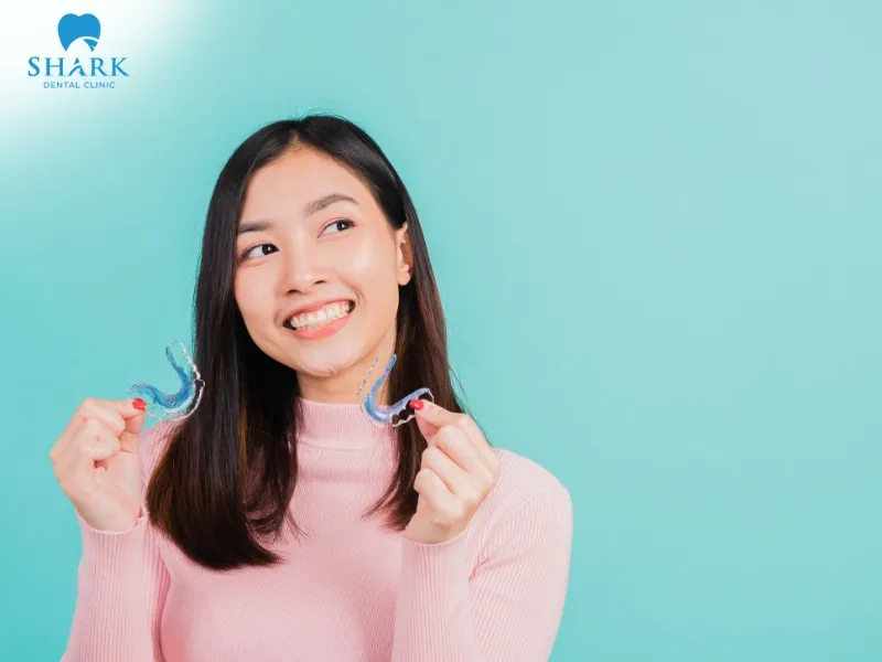 A retainer offers strong stability, helping maintain the aesthetic results of the teeth after completing orthodontic treatment