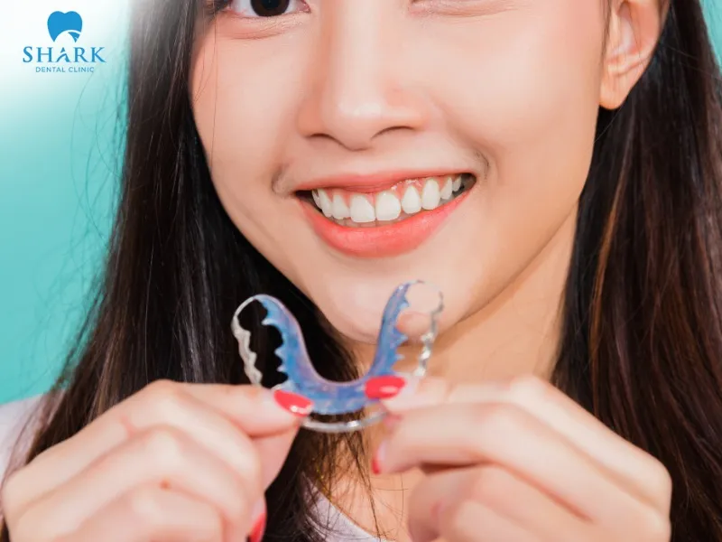 During the initial period of wearing a retainer, many people may feel slight bulkiness or discomfort that can affect daily activities