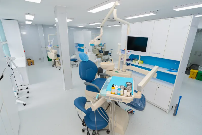 The dental service system features modern, fully sterile treatment rooms, ensuring hygiene, safety, and optimal conditions for every procedure