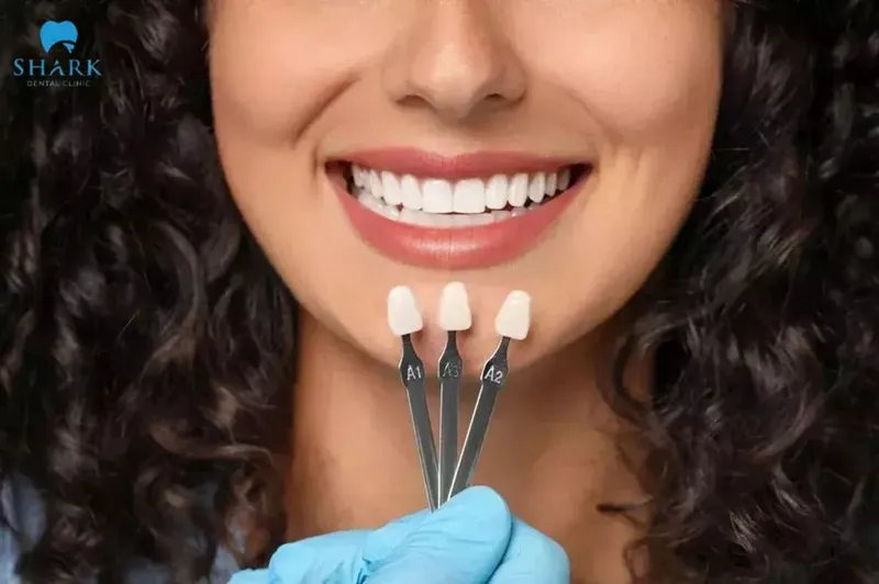With their very thin thickness, porcelain veneers help improve tooth color and shape while creating a natural and harmonious appearance for the smile