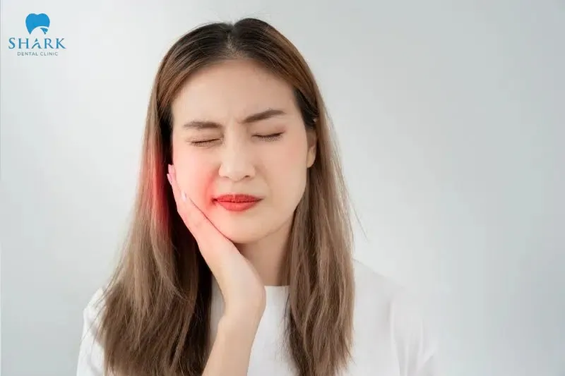 In simple extraction cases, the cheek area is usually mildly swollen during the first few days and noticeably decreases after about 2–3 days