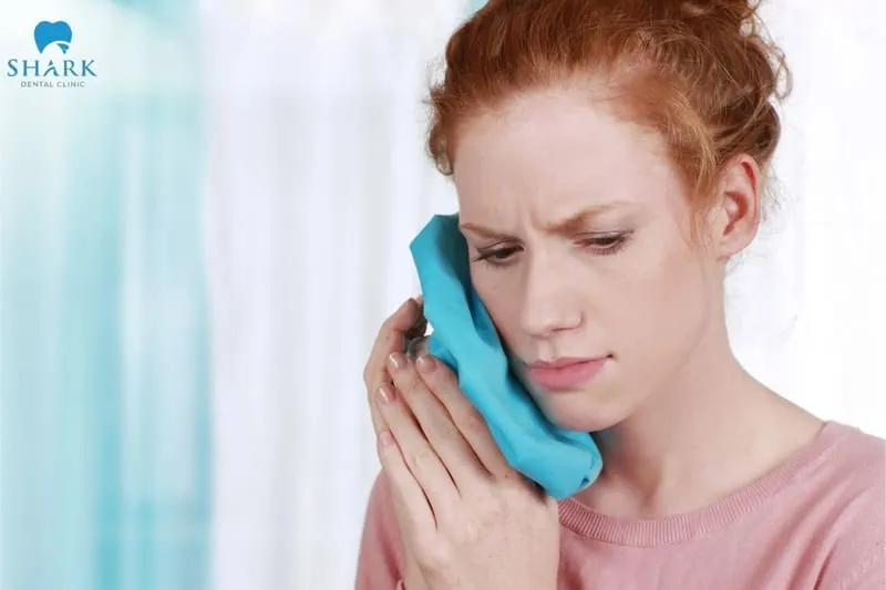 Applying a warm compress can help increase blood circulation, promote the drainage of inflammatory fluids, and soothe the swollen area