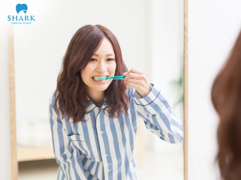 After getting braces, you should brush your teeth gently and properly to minimize tooth soreness and sensitivity