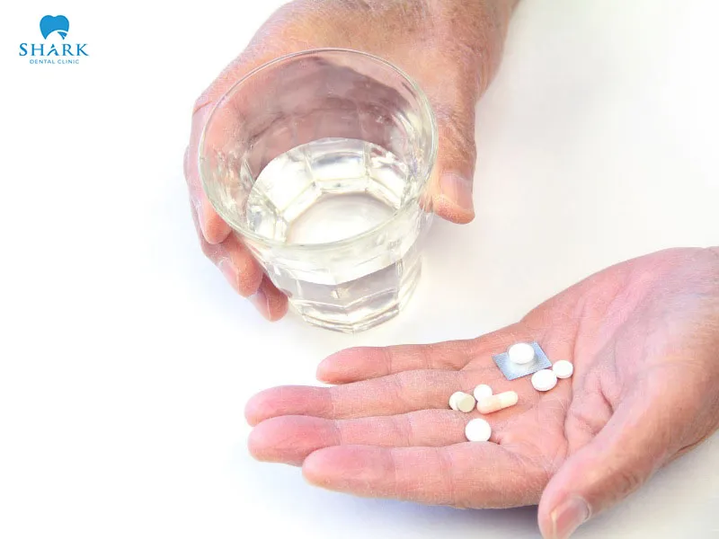 Follow the dentist’s advice and take prescribed medication after tooth extraction to ensure safety, help the wound stabilize quickly, and minimize pain or discomfort