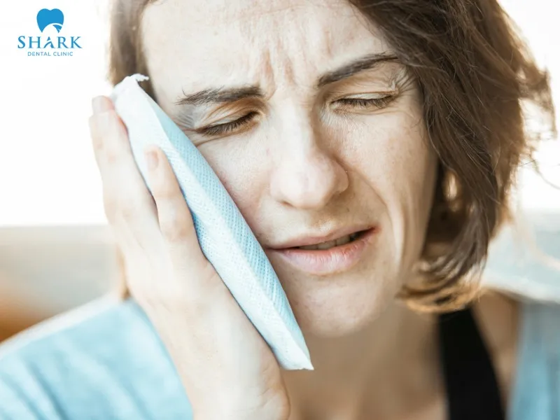 Applying a cold compress can help reduce swelling, numbness, discomfort, and bleeding after tooth extraction