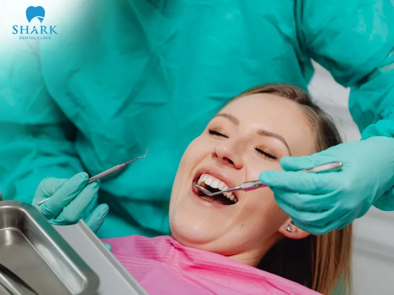 Glass-ceramic veneers are suitable for cases such as tooth discoloration, gaps between teeth, or uneven tooth alignment