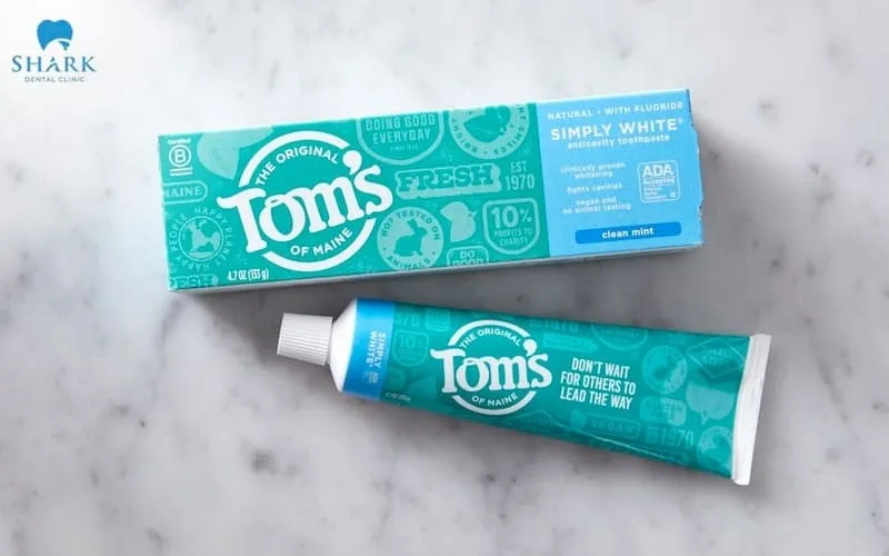 Tom’s of Maine Simply White toothpaste is highly rated thanks to its natural origin and gentle formula, making it suitable for those who prefer a milder approach to teeth whitening