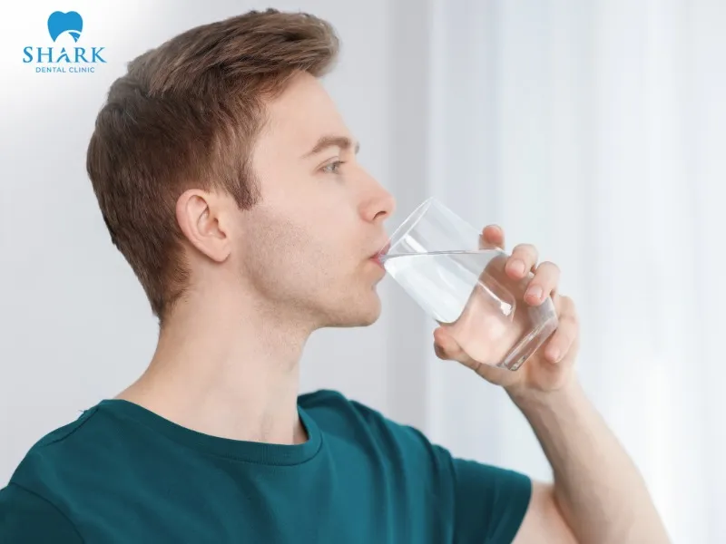 After having a tooth extracted at the dental clinic, you should drink plenty of water to help support the healing and recovery process
