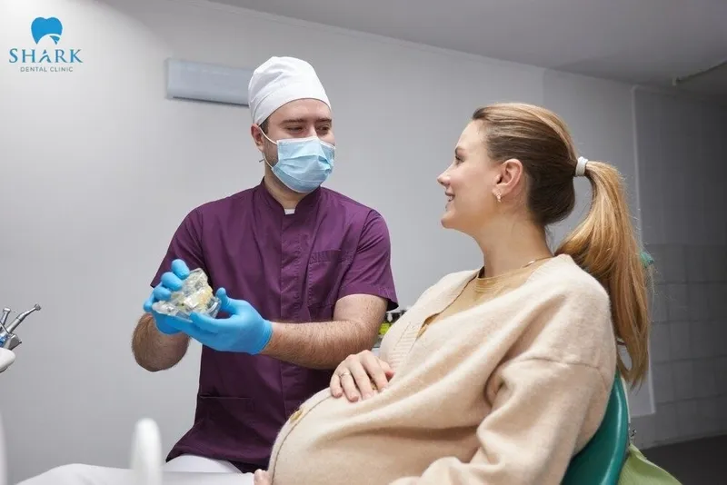 Pregnant women should contact a dentist promptly as soon as signs such as persistent pain, the presence of pus in the oral cavity, or other unusual symptoms begin to appear