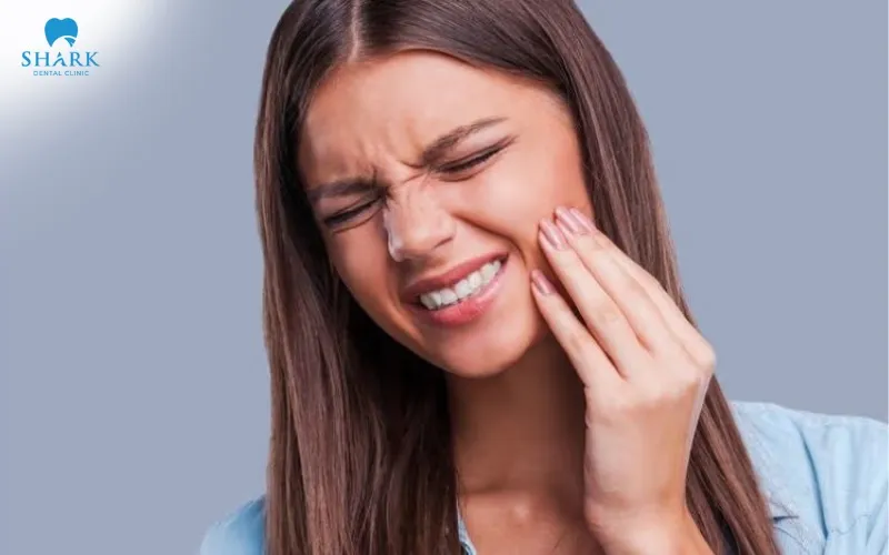 Persistent and prolonged swelling and pain are typical signs of infection, including abscess after wisdom tooth extraction, and should not be ignored
