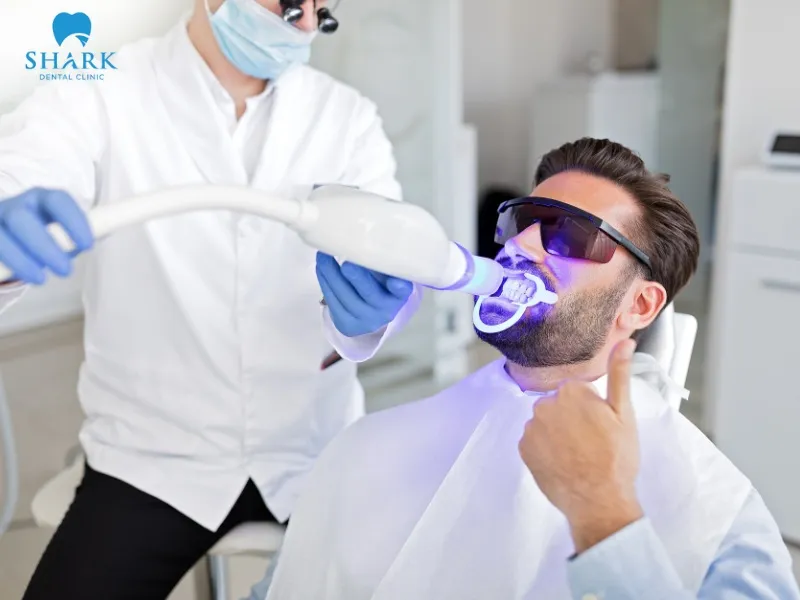 Teeth whitening is also considered an effective solution that helps improve tooth brightness and create a more even overall color