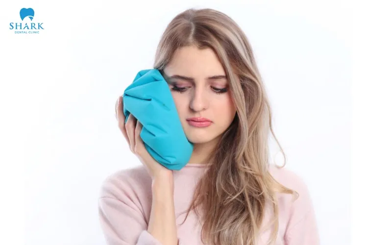 Applying ice packs during the initial period can help effectively reduce swelling and relieve pain after tooth extraction