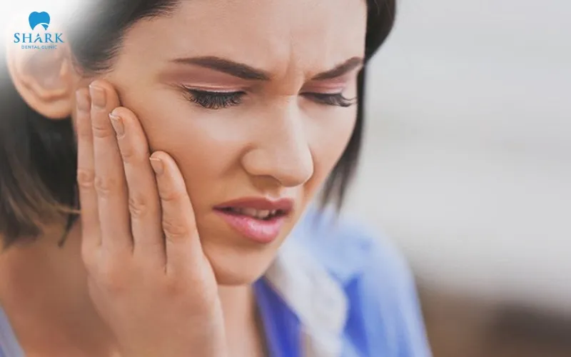 After tooth extraction, the pain is usually most noticeable within the first 2–3 hours once the anesthesia wears off, and it may continue throughout the first day