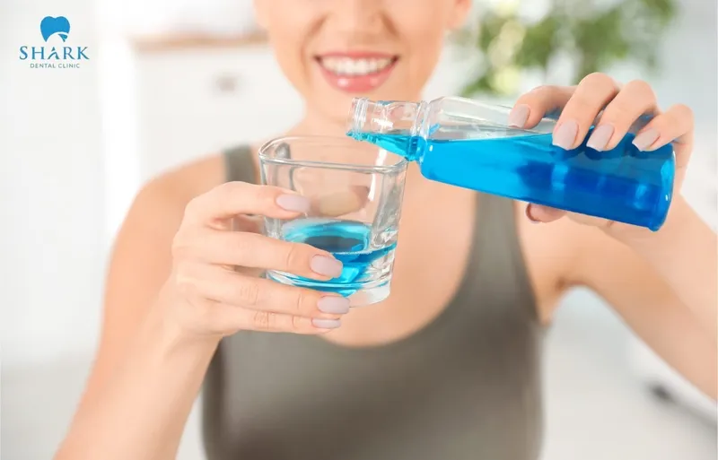 Mouthwash not only helps whiten teeth but also protects oral health.