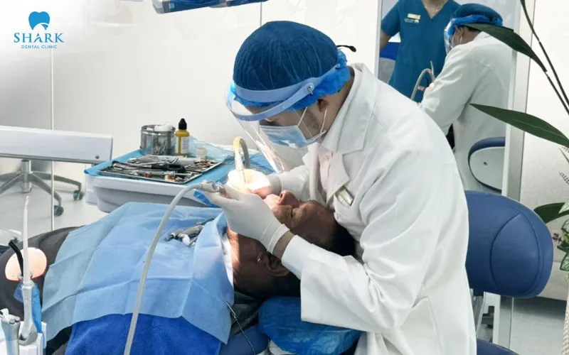 If the wisdom tooth is only slightly chipped and the tooth root remains strong and stable, the dentist may recommend a filling as an appropriate treatment option