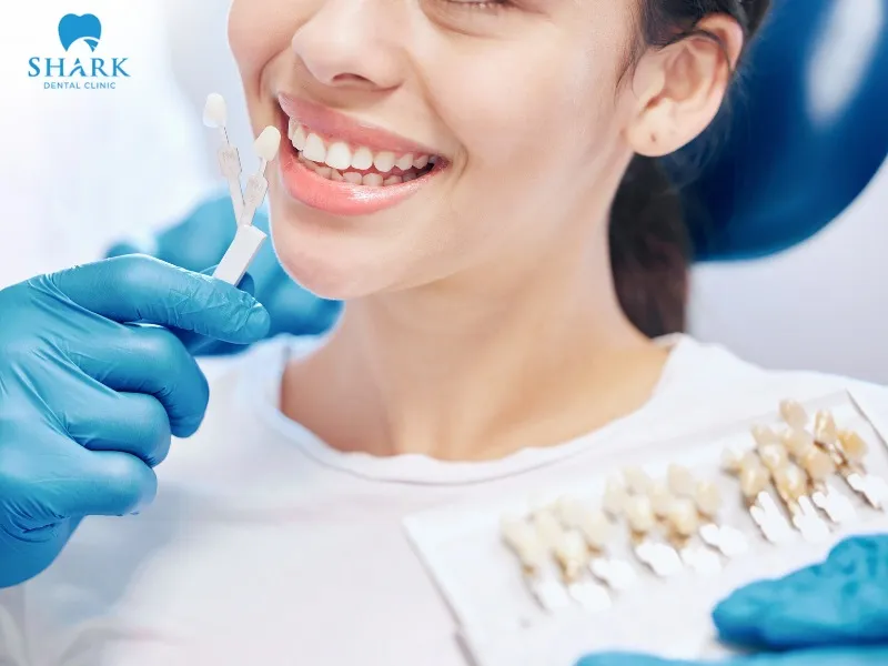 Porcelain veneers help minimize invasion to the natural tooth structure while effectively addressing issues such as discoloration and yellowing