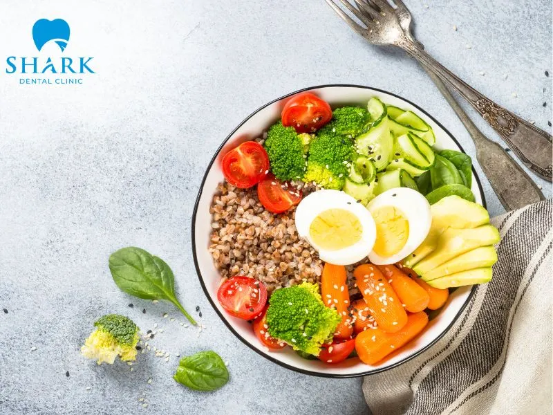 During the first 1–3 days after tooth extraction, it is recommended to prioritize soft, easy-to-chew foods