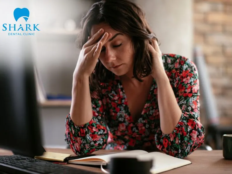 Head pain when opening the mouth is a typical symptom of a wisdom tooth headache associated with wisdom tooth eruption