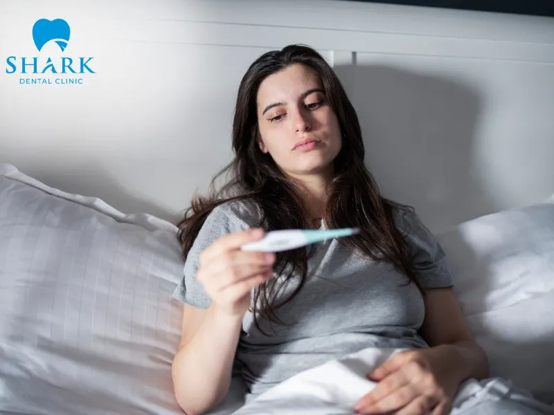 A high fever accompanied by abnormal, swollen lymph nodes may be a serious complication following tooth extraction and should not be ignored