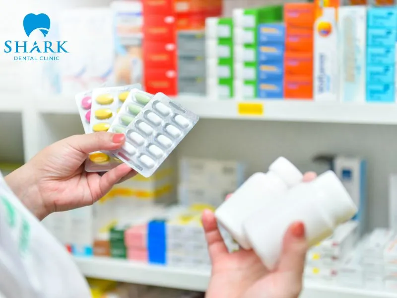 Dentists often prescribe appropriate pain relievers, antibiotics, and anti-inflammatory medications based on the patient's specific condition and symptoms