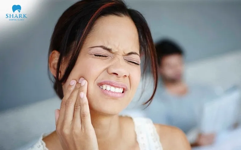 Oral ulcers can cause noticeable pain and discomfort, especially while eating, drinking, or speaking