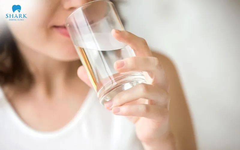 Drinking enough water every day helps the body recover more effectively and reduces the risk of dry mouth during wisdom tooth extraction recovery
