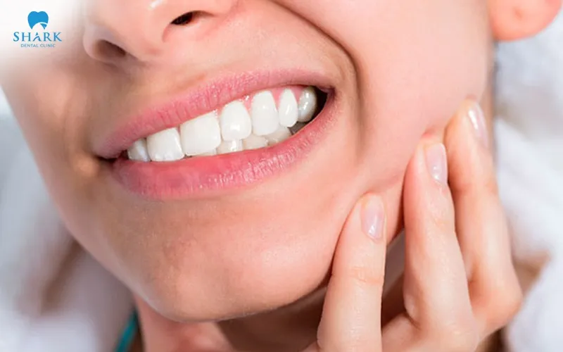 After getting a porcelain crown, if the pain does not improve or becomes more intense over time, you should quickly visit a dentist for an examination