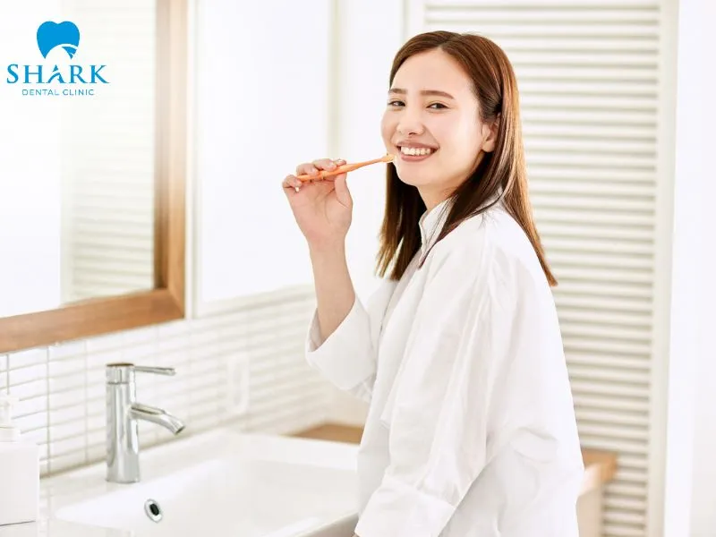 Brushing your teeth properly and using dental floss help prevent tooth decay, gum inflammation, and other oral health problems