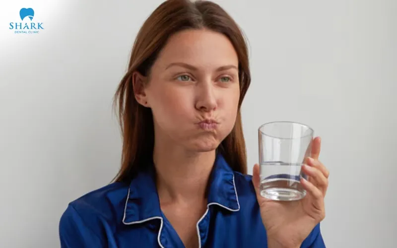 Rinsing your mouth with clean water immediately after drinking coffee helps remove pigments that remain inside the oral cavity
