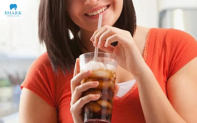 Using a straw when drinking iced coffee helps reduce direct contact between the beverage and the tooth surfaces