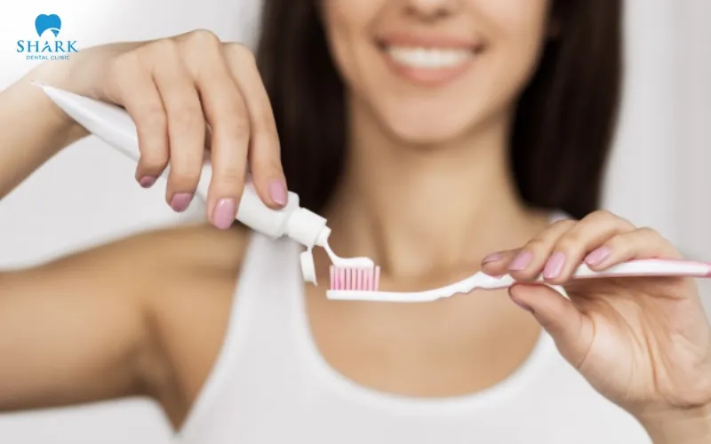 Maintaining thorough oral hygiene helps remove plaque and limit pigment accumulation on the tooth and composite surfaces